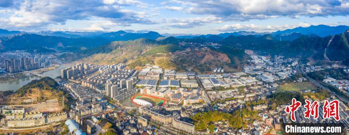 小縣城 錨定現(xiàn)代化——“出大產(chǎn)業(yè)”有汽車(chē)的地方 “吹，就有龍泉制造”
